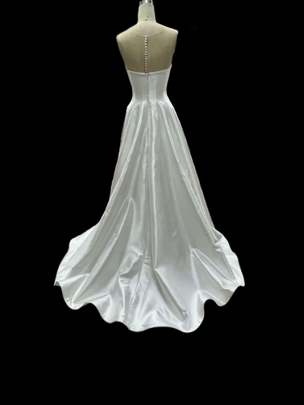 Satin_wedding_dress_for_a_classic_bride